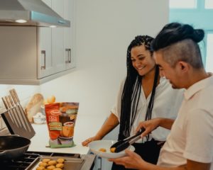 Eine Miniküche kann sich harmonisch in die Wohnungsgestaltung einfügen. 