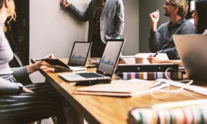 Ein Büro sollte praktisch und gemütlich eingerichtet sein.