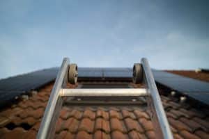 Langfristig können, mit einer Photovoltaikanlage auf dem Dach, Stromkosten sparen.