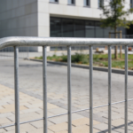 Absperrgitter im Außenbereich.