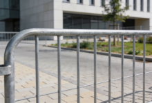 Absperrgitter im Außenbereich.