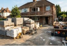 Für die Hausrenovierung wird oft eine Logistik für schwere Lasten benötigt.