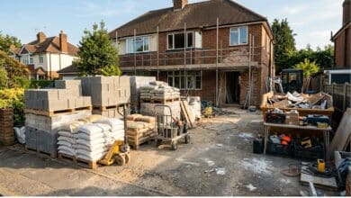 Für die Hausrenovierung wird oft eine Logistik für schwere Lasten benötigt.