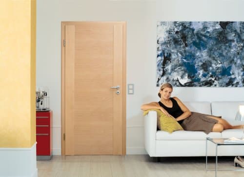 Querfurnierte CPL-Türen sind modern und verleihen dem Wohnambiente einen ganz besonderen Ausdruck. Außerdem sind sie robust und langlebig. (Foto: epr/koehnlein)